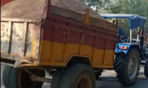 कृषि कार्य के बजाय ओवरलोड मोरंग के वाहन ढोने का माध्यम बन गए ट्रैक्टर