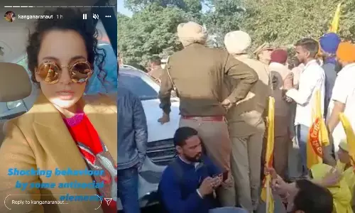 पंजाब में कंगना रनौत का विरोध, किसानों ने कार पर किया हमला, जमकर हुई नारेबाजी, VIDEO पंजाब में कंगना रनौत का विरोध, किसानों ने कार पर किया हमला, जमकर हुई नारेबाजी, VIDEO