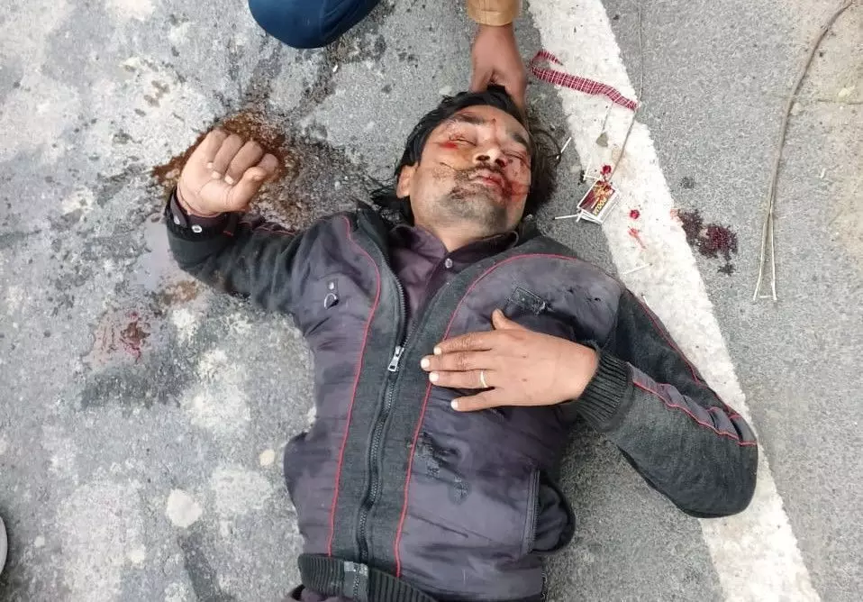 सड़क किनारे की झाड़ियां बनी जानलेवा, नीलगाय की टक्कर से बाइक सवार घायल सड़क किनारे की झाड़ियां बनी जानलेवा, नीलगाय की टक्कर से बाइक सवार घायल