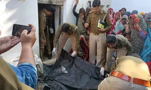 महोबा में दिल दहलाने वाली वारदात: घर के अंदर मां सहित 3 बच्चों का फंदे पर झूलता मिला शव, हत्या की आशंका महोबा में दिल दहलाने वाली वारदात: घर के अंदर मां सहित 3 बच्चों का फंदे पर झूलता मिला शव, हत्या की आशंका