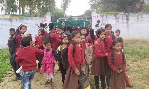 ताला बंद विद्यालय में कैसे पढ़े बच्चे, देर से आते शिक्षक ताला बंद विद्यालय में कैसे पढ़े बच्चे, देर से आते शिक्षक