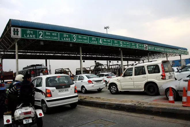 Delhi Latest Updates : दिल्ली सीमा में घुसने से पहले जान लीजिये ये नया नियम, वरना पड़ जायेंगे चालान के चक्कर में!