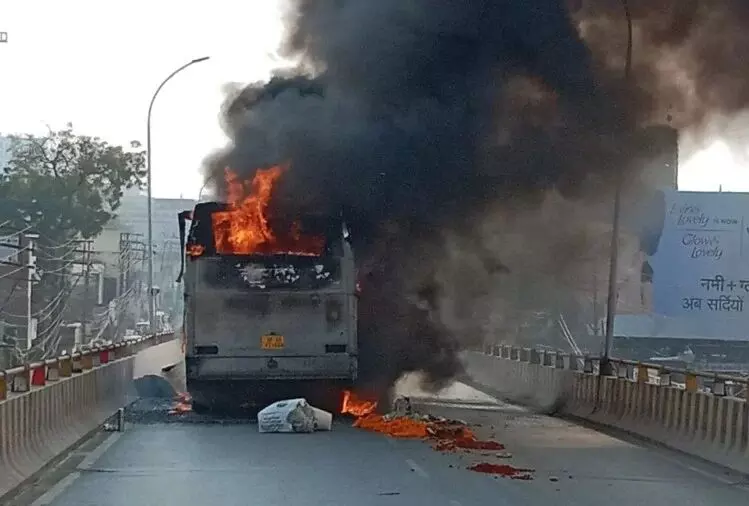 फ्लाईओवर पर जनरथ बस में लगी आग, सवारियों ने कूदकर बचाई जान