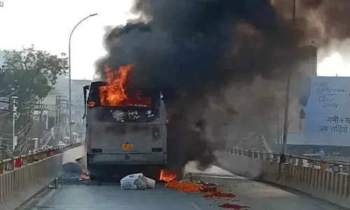 फ्लाईओवर पर जनरथ बस में लगी आग, सवारियों ने कूदकर बचाई जान फ्लाईओवर पर जनरथ बस में लगी आग, सवारियों ने कूदकर बचाई जान