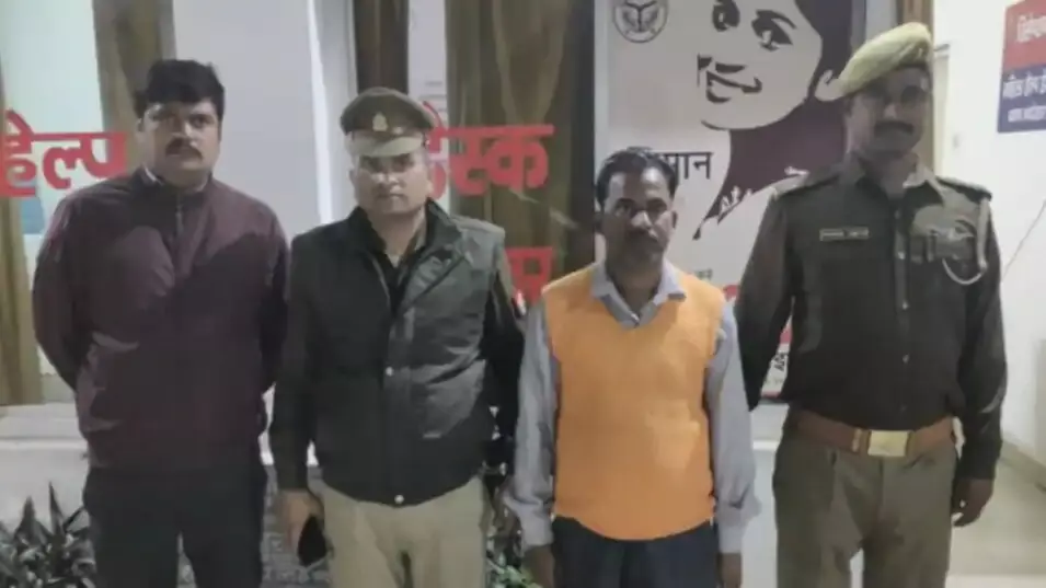 फोन कर 23 जिलों की महिलाओं को अश्लील बातें कर परेशान रहा था यह पुजारी, अब हुआ गिरफ्तार फोन कर 23 जिलों की महिलाओं को अश्लील बातें कर परेशान रहा था यह पुजारी, अब हुआ गिरफ्तार
