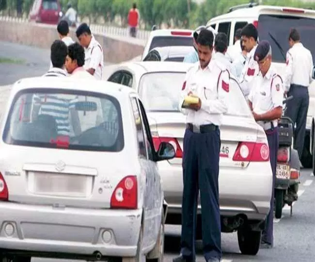 Delhi NCR Latest Updates:दिल्ली के साथ NCR के इन 14 शहरों पर पुराने वाहन बंद, बेच दीजिए गाड़ी नहीं तो होगी सडक पर जब्त!