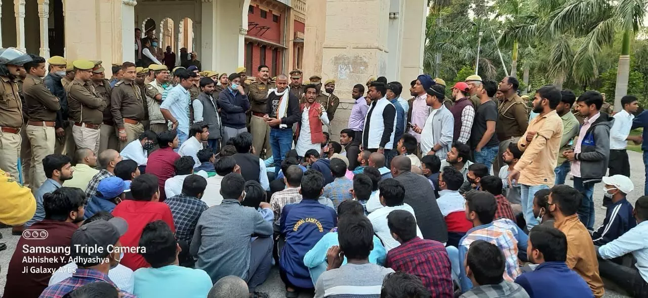 छात्रों ने घेरा कुलपति कार्यालय, पुलिस अभिरक्षा में भागी कुलपति छात्रों ने घेरा कुलपति कार्यालय, पुलिस अभिरक्षा में भागी कुलपति