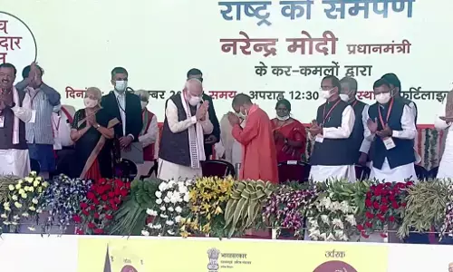 PM Modi in Gorakhpur LIVE : पीएम मोदी आज गोरखपुर दौरे पर, 9600 करोड़ रुपए की परियोजनाओं की देंगे सौगात