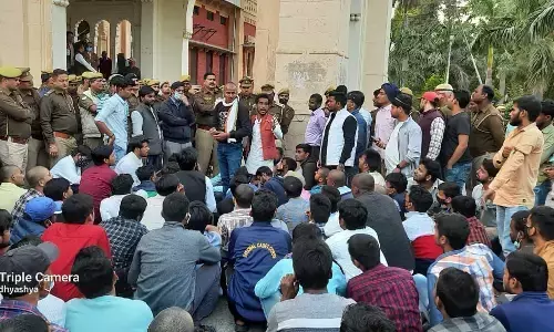 छात्रों ने घेरा कुलपति कार्यालय, पुलिस अभिरक्षा में भागी कुलपति छात्रों ने घेरा कुलपति कार्यालय, पुलिस अभिरक्षा में भागी कुलपति