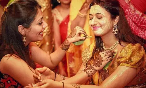 शादी से पहले दुल्हन को क्यों लगाते हैं हल्दी उबटन? शादी से पहले दुल्हन को क्यों लगाते हैं हल्दी उबटन?