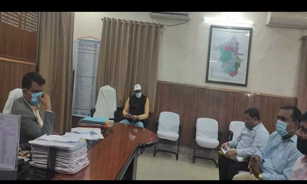 जनता के दरबार में जिलाधिकारी कार्यक्रम में डीएम ने की मामले की सुनवाई जनता के दरबार में जिलाधिकारी कार्यक्रम में डीएम ने की मामले की सुनवाई