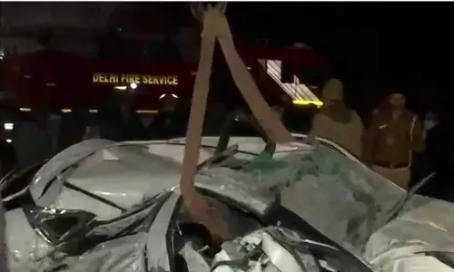 Delhi Breaking News:  माता-पिता के साथ कार में सवार 6 साल की बच्ची बच गई, जबकि माता पिता की मौके पर मौत Delhi Breaking News:  माता-पिता के साथ कार में सवार 6 साल की बच्ची बच गई, जबकि माता पिता की मौके पर मौत