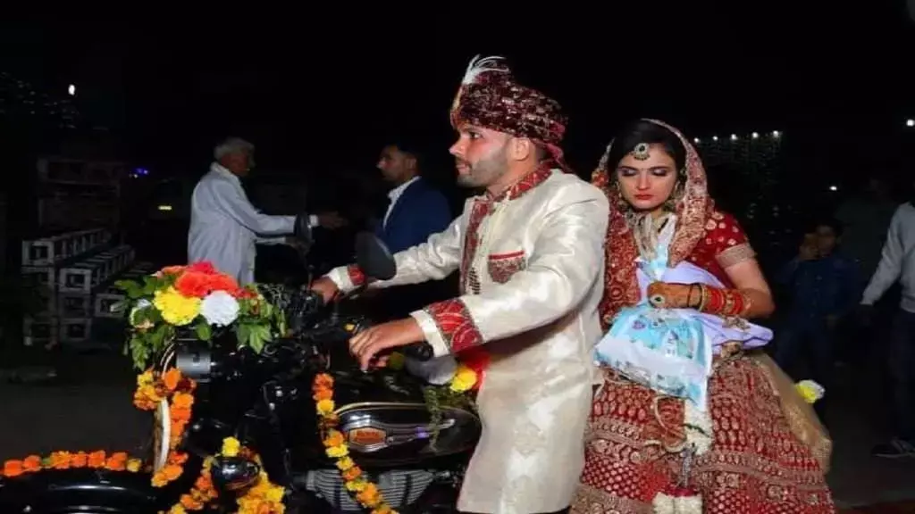 सरकारी नौकरी की आड़ में दहेज मांगने वालों को रोहतक के इस लाडले ने जड़ा तमाचा, जिसकी हर कोई कर रहा है तारीफ सरकारी नौकरी की आड़ में दहेज मांगने वालों को रोहतक के इस लाडले ने जड़ा तमाचा, जिसकी हर कोई कर रहा है तारीफ