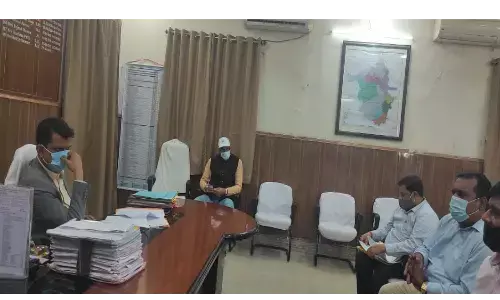 जनता के दरबार में जिलाधिकारी कार्यक्रम में डीएम ने की मामले की सुनवाई जनता के दरबार में जिलाधिकारी कार्यक्रम में डीएम ने की मामले की सुनवाई