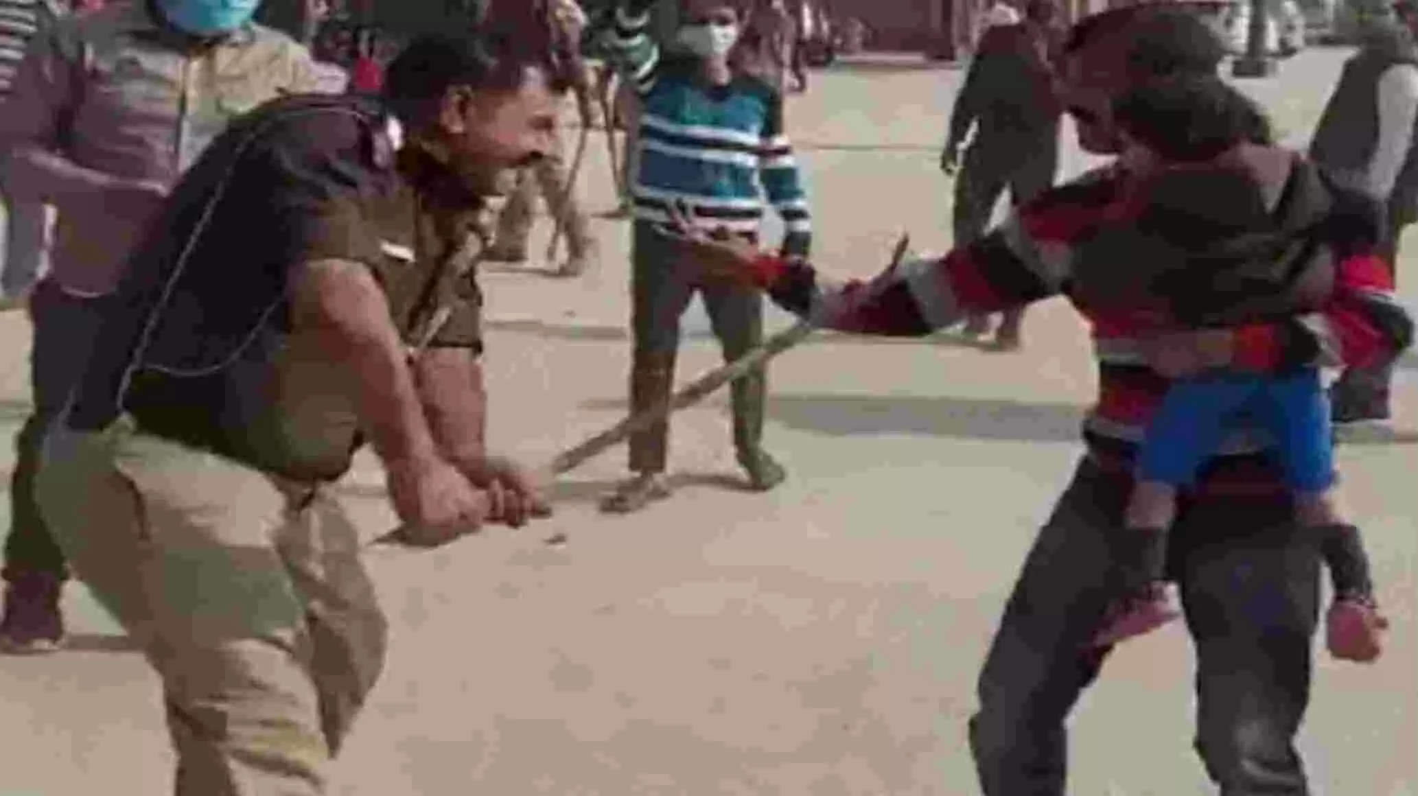 UP: कानपुर में पुलिसिया बर्बरता पर एक्शन, गोद में बच्चे के साथ पिता को पीटने के मामले में SHO लाइन हाजिर UP: कानपुर में पुलिसिया बर्बरता पर एक्शन, गोद में बच्चे के साथ पिता को पीटने के मामले में SHO लाइन हाजिर