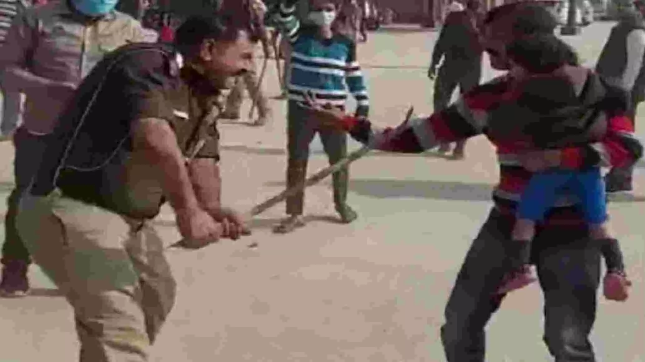 UP: कानपुर में पुलिसिया बर्बरता पर एक्शन, गोद में बच्चे के साथ पिता को पीटने के मामले में SHO लाइन हाजिर