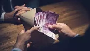 50 हजार रुपये घूस लेते रंगे हाथ राजस्व कर्मचारी गिरफ्तार