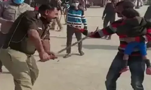UP: कानपुर में पुलिसिया बर्बरता पर एक्शन, गोद में बच्चे के साथ पिता को पीटने के मामले में SHO लाइन हाजिर UP: कानपुर में पुलिसिया बर्बरता पर एक्शन, गोद में बच्चे के साथ पिता को पीटने के मामले में SHO लाइन हाजिर