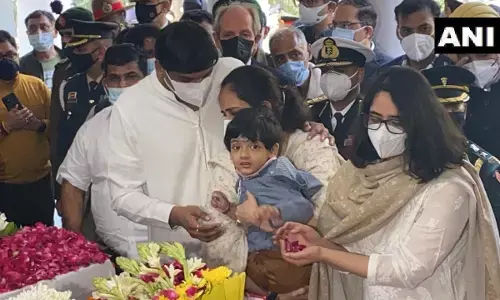 CDS Bipin Rawat Funeral Live : गमजदा माहौल आँखों में आंसू, बेटियों ने ऐसे दी बिपिन रावत को अंतिम बिदाई CDS Bipin Rawat Funeral Live : गमजदा माहौल आँखों में आंसू, बेटियों ने ऐसे दी बिपिन रावत को अंतिम बिदाई