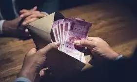 50 हजार रुपये घूस लेते रंगे हाथ राजस्व कर्मचारी गिरफ्तार