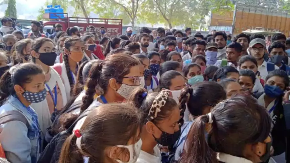 जौनपुर में टीडी कॉलेज की सैकड़ों छात्राओं का एसपी दफ्तर पर धावा