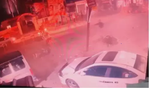 अनियंत्रित कार ने सड़क किनारे खड़े आधा दर्जन से भी अधिक राहगीरों को कुचला, घटना  CCTV में क़ैद अनियंत्रित कार ने सड़क किनारे खड़े आधा दर्जन से भी अधिक राहगीरों को कुचला, घटना  CCTV में क़ैद