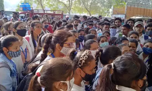 जौनपुर में टीडी कॉलेज की सैकड़ों छात्राओं का एसपी दफ्तर पर धावा जौनपुर में टीडी कॉलेज की सैकड़ों छात्राओं का एसपी दफ्तर पर धावा