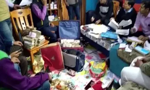 हाजीपुर में श्रम प्रर्वतन अधिकारी दीपक कुमार के ठिकानों पर निगरानी विभाग के द्वारा छापेमारी हाजीपुर में श्रम प्रर्वतन अधिकारी दीपक कुमार के ठिकानों पर निगरानी विभाग के द्वारा छापेमारी
