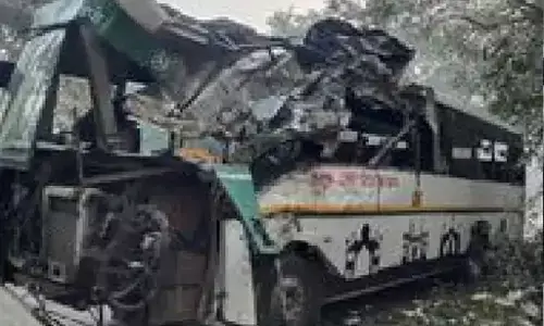 जनरथ बस पेड़ से टकराई, एक यात्री की मौत, 4 गंभीर रुप से घायल जनरथ बस पेड़ से टकराई, एक यात्री की मौत, 4 गंभीर रुप से घायल