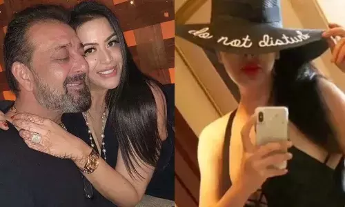 Sanjay Dutt Daughter : संजय दत्त की बेटी ने पार की बोल्डनेस की सारी हदें, ब्लैक मोनोकिनी में दिखीं बेहद HOT