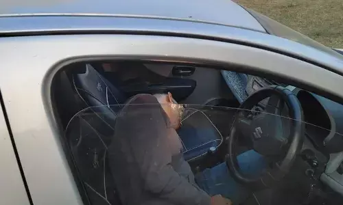 कार में खुद को बंद कर शिक्षक ने कनपटी पर मारी गोली