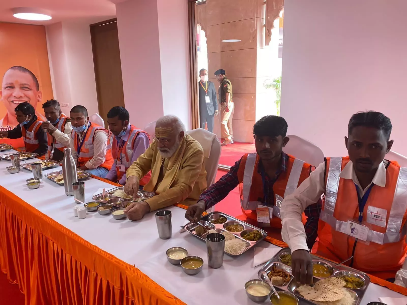 पीएम मोदी ने मजदूरों पर बरसाए फूल, कुर्सी हटवाई, साथ बैठकर खिंचवाई फोटो और भोजन भी किया पीएम मोदी ने मजदूरों पर बरसाए फूल, कुर्सी हटवाई, साथ बैठकर खिंचवाई फोटो और भोजन भी किया