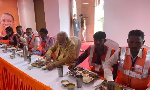 पीएम मोदी ने मजदूरों पर बरसाए फूल, कुर्सी हटवाई, साथ बैठकर खिंचवाई फोटो और भोजन भी किया पीएम मोदी ने मजदूरों पर बरसाए फूल, कुर्सी हटवाई, साथ बैठकर खिंचवाई फोटो और भोजन भी किया