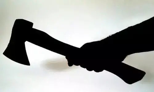 11वीं छात्र की कुल्हाड़ी से मारकर हत्या 11वीं छात्र की कुल्हाड़ी से मारकर हत्या