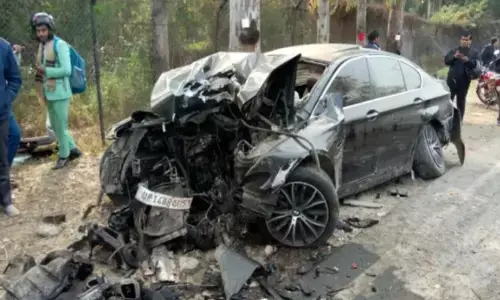 पेड़ से टकराई बीएमडब्ल्यू कार, पांच घायल  