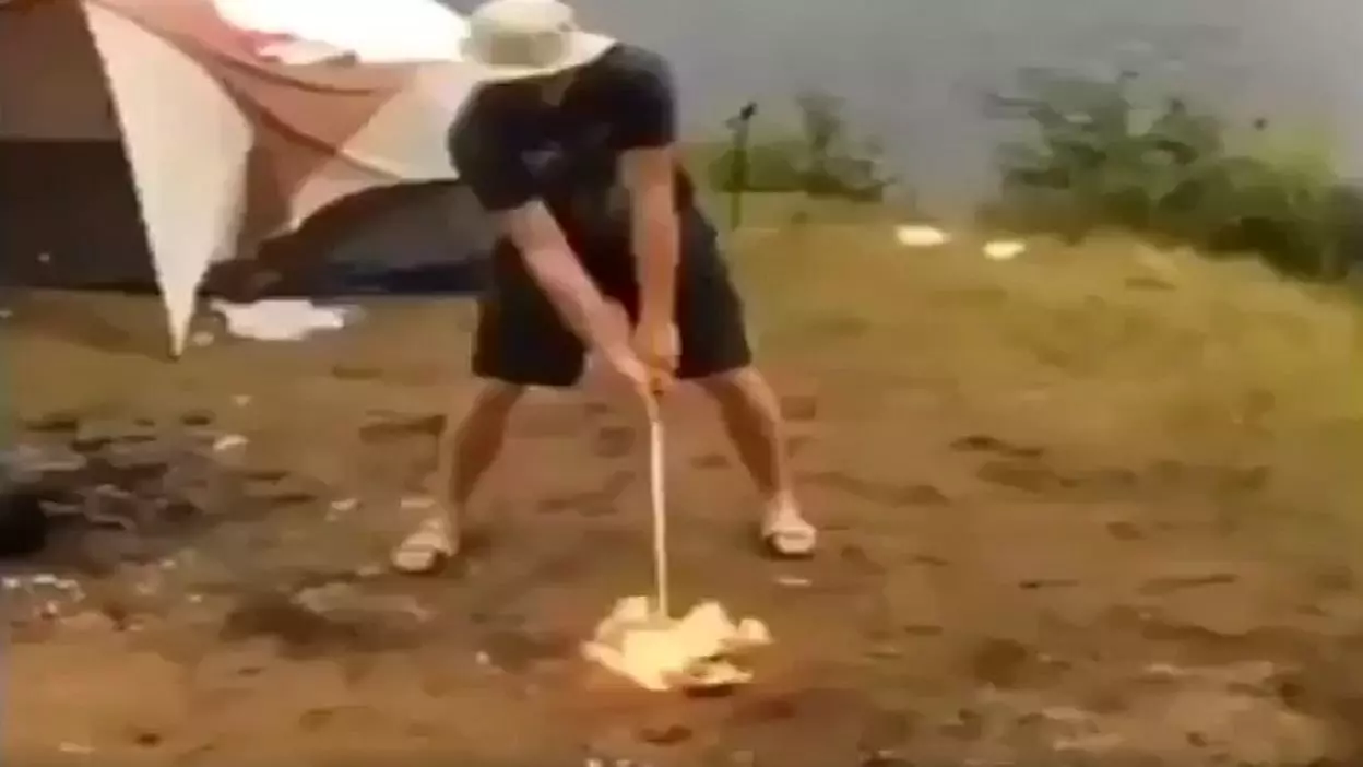 आग के गोले से शख्स खेलने चला था गोल्फ, फिर पड़ गए लेने के देने, देखिए मजेदार VIDEO आग के गोले से शख्स खेलने चला था गोल्फ, फिर पड़ गए लेने के देने, देखिए मजेदार VIDEO