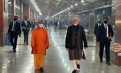 PM Modi In Banaras: रात को सीएम योगी के साथ काशी की सड़कों पर निकले पीएम मोदी, बनारस रेलवे स्टेशन का भी किया दौरा