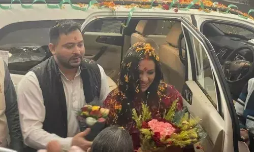 तेजस्वी यादव पत्नी के साथ पहुंचे पटना, भव्य स्वागत