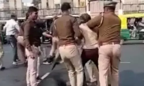 लखनऊ में विधानभवन के सामने दो लोगों ने किया आत्मदाह का प्रयास, पुलिस ने बचाया