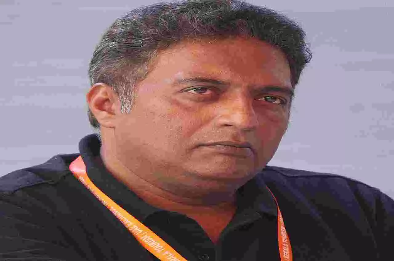 प्रकाश राज ने गरीब दलित लड़की की शिक्षा का उठाया खर्च, तमिल निर्देशकों ने की तारीफ प्रकाश राज ने गरीब दलित लड़की की शिक्षा का उठाया खर्च, तमिल निर्देशकों ने की तारीफ