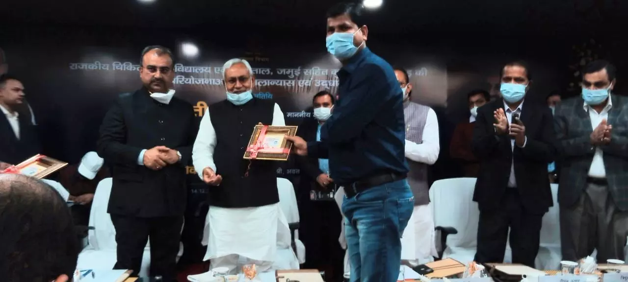 पत्रकार त्रिपुरारी मिश्रा को मिला सूबे का पहला डिजिटल डोनर कार्ड पत्रकार त्रिपुरारी मिश्रा को मिला सूबे का पहला डिजिटल डोनर कार्ड