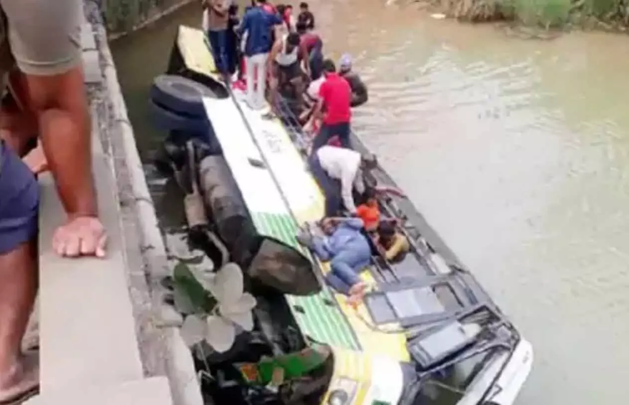 आंध्र प्रदेश में बड़ा हादसा, 47 यात्री लेकर जा रही बस नहर में गिरी, 9 की मौत, मृतकों में 5 महिलाएं आंध्र प्रदेश में बड़ा हादसा, 47 यात्री लेकर जा रही बस नहर में गिरी, 9 की मौत, मृतकों में 5 महिलाएं