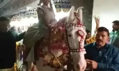 Viral Video: घोड़ी से दूल्हे के घर पहुंची दुल्हनिया, फिर धांसू डांस से मचाया धमाल