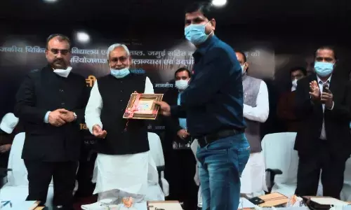 рдкрддреНрд░рдХрд╛рд░ рддреНрд░рд┐рдкреБрд░рд╛рд░реА рдорд┐рд╢реНрд░рд╛ рдХреЛ рдорд┐рд▓рд╛ рд╕реВрдмреЗ рдХрд╛ рдкрд╣рд▓рд╛ рдбрд┐рдЬрд┐рдЯрд▓ рдбреЛрдирд░ рдХрд╛рд░реНрдб рдкрддреНрд░рдХрд╛рд░ рддреНрд░рд┐рдкреБрд░рд╛рд░реА рдорд┐рд╢реНрд░рд╛ рдХреЛ рдорд┐рд▓рд╛ рд╕реВрдмреЗ рдХрд╛ рдкрд╣рд▓рд╛ рдбрд┐рдЬрд┐рдЯрд▓ рдбреЛрдирд░ рдХрд╛рд░реНрдб