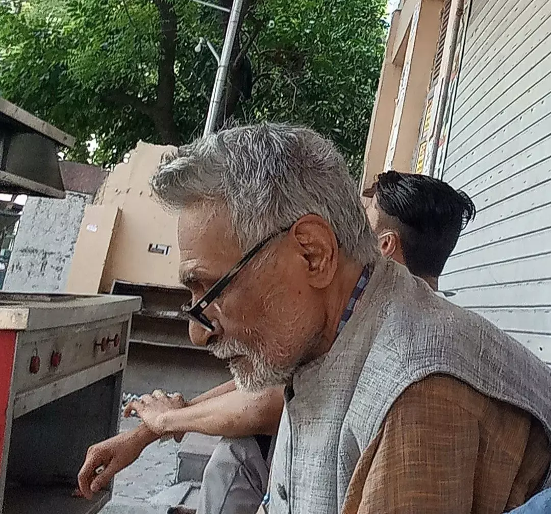 जुगनू का जानाः पत्रकारिता के एक पुराने पन्ने का उड़ जाना