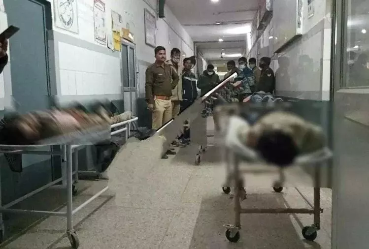 पेड़ से टकराकर नहर में गिरी कार, 3 सगे भाइयों और चालक की मौत पेड़ से टकराकर नहर में गिरी कार, 3 सगे भाइयों और चालक की मौत