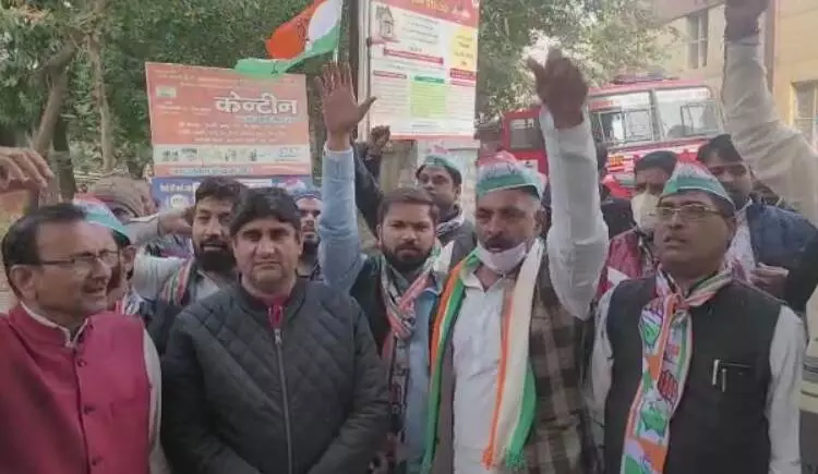 अजय मिश्रा टेनी के इस्तीफे और पत्रकारों के साथ दुर्व्यवहार को लेकर कांग्रेस कार्यकर्ताओं ने गाजियाबाद जिला मुख्यालय पर किया प्रदर्शन