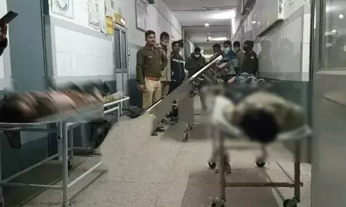 पेड़ से टकराकर नहर में गिरी कार, 3 सगे भाइयों और चालक की मौत