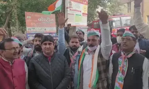 अजय मिश्रा टेनी के इस्तीफे और पत्रकारों के साथ दुर्व्यवहार को लेकर कांग्रेस कार्यकर्ताओं ने गाजियाबाद जिला मुख्यालय पर किया प्रदर्शन