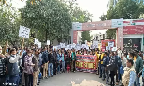 प्रधानमंत्री जी, बैंकरों की हड़ताल की चिन्ता न करें, बैंकर भी वोट धर्म के नाम पर ही देंगे